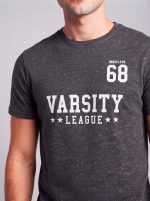 REMERA DE JERSEY BUTONE CON ESTAMPA DE HOMBRE SHEDYL - Cod 5249